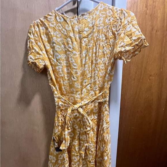 Lulus Yellow dress with white flowers. New w/tags. Never worn - Picture 4 of 4